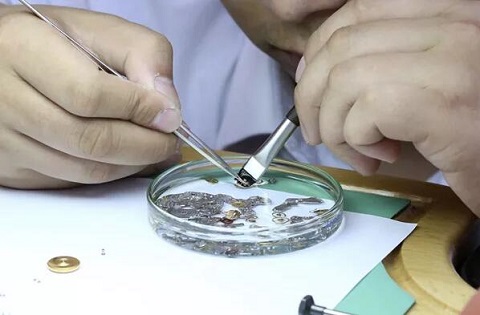 江诗丹顿手表轴断了要多少钱维修（江诗丹顿内部零件松动）
